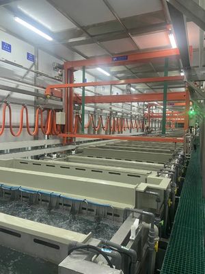 قیمت خوب خط تولید آندایزینگ آلومینیوم 2200 تن در ماه با کنترل PLC برای عملیات سطحی نوع II و III آنلاین